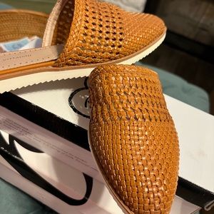 NWOT Adrienne Vittadini Leather Slides Size 8.5